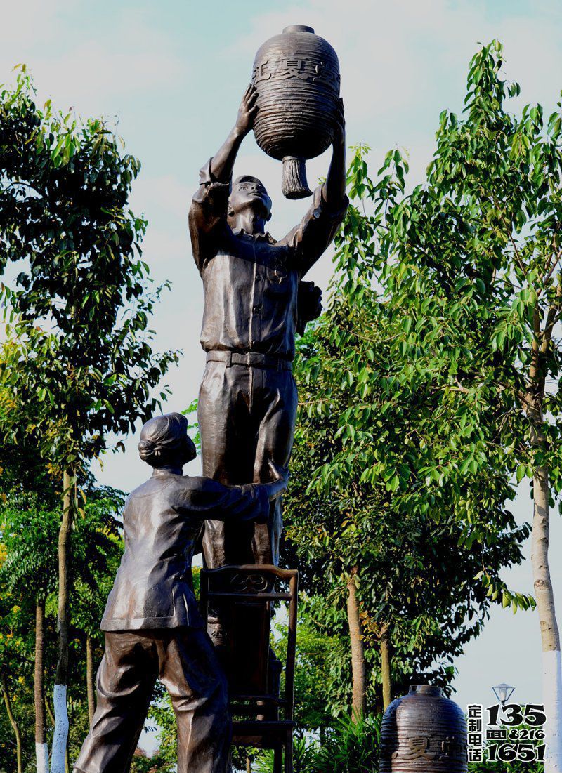 公園景區玻璃鋼仿銅掛燈籠的小品人物雕塑 公園景區玻璃鋼仿銅掛燈籠的小品人物雕塑