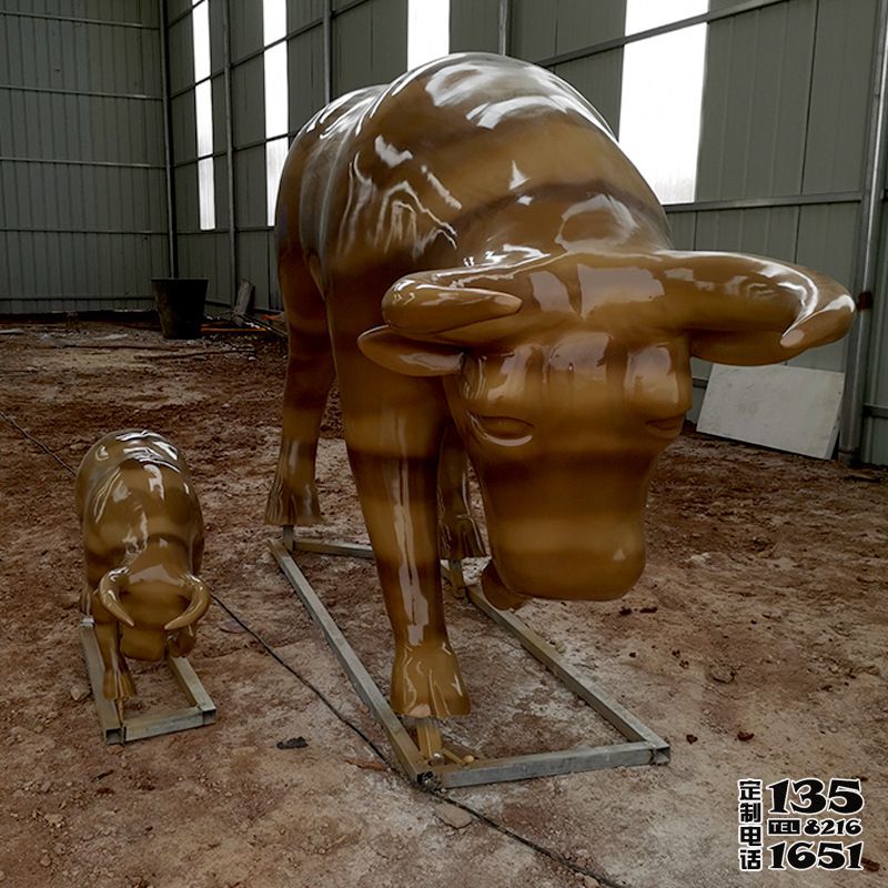 公園里擺放的一對(duì)母子玻璃鋼仿真華爾街牛 公園里擺放的一對(duì)母子玻璃鋼仿真華爾街牛