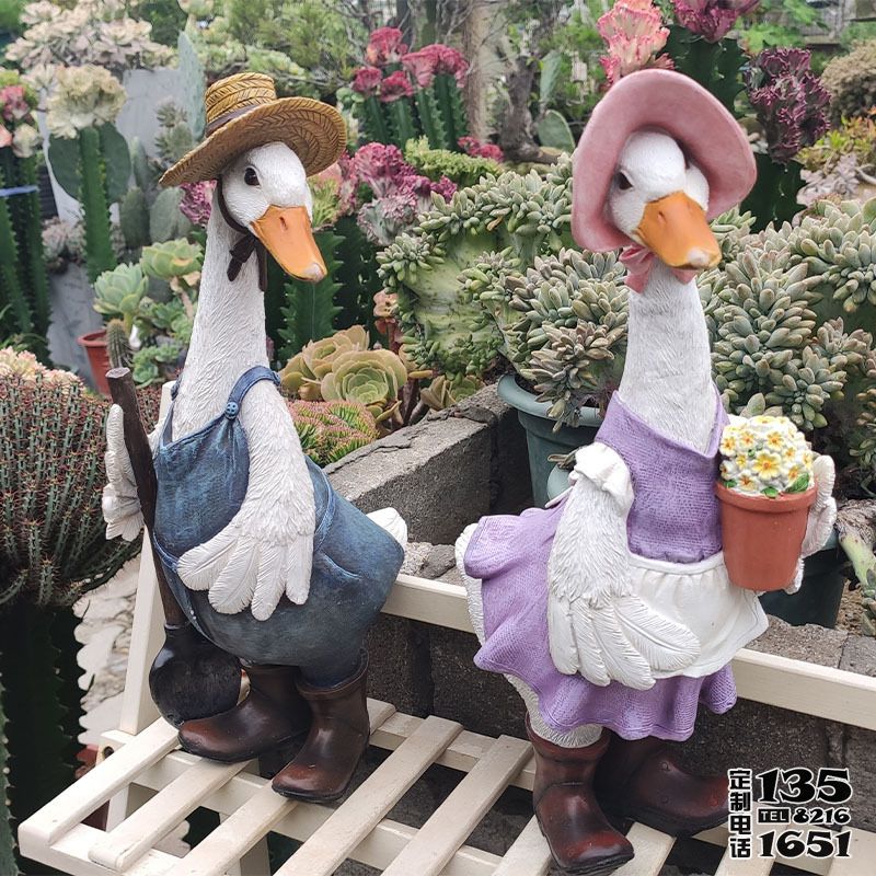 花園里玻璃鋼彩繪卡通鴨子雕塑 花園里玻璃鋼彩繪卡通鴨子雕塑
