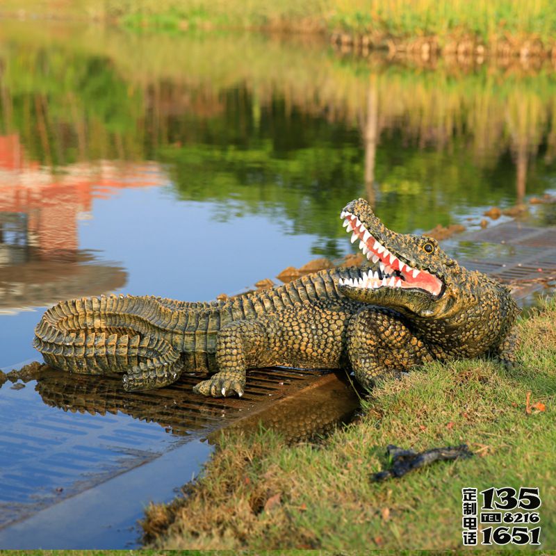 公園池塘里擺放的玻璃鋼仿真動(dòng)物鱷魚雕塑 公園池塘里擺放的玻璃鋼仿真動(dòng)物鱷魚雕塑