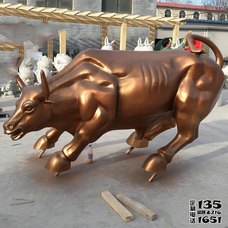 城市廣場(chǎng)大型玻璃鋼仿銅奔跑的華爾街牛雕塑 城市廣場(chǎng)大型玻璃鋼仿銅奔跑的華爾街牛雕塑