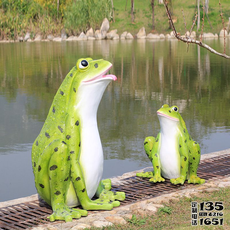 池塘邊上的兩只玻璃鋼卡通青蛙雕塑 池塘邊上的兩只玻璃鋼卡通青蛙雕塑