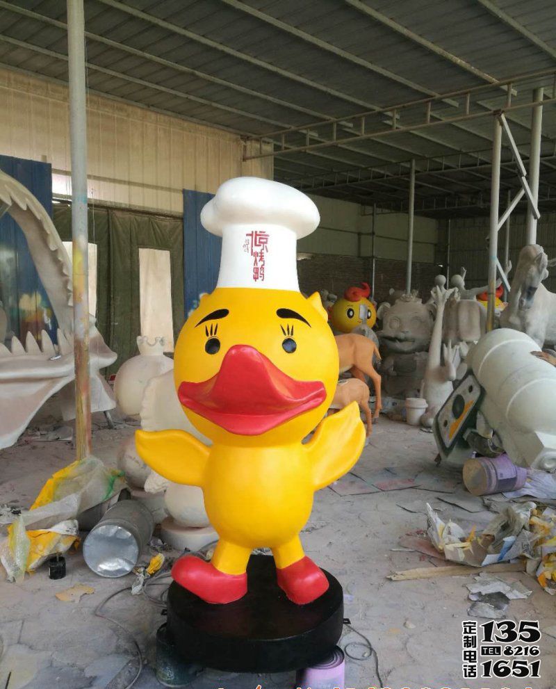 商場(chǎng)門(mén)口帶廚師帽的玻璃鋼彩繪鴨子雕塑