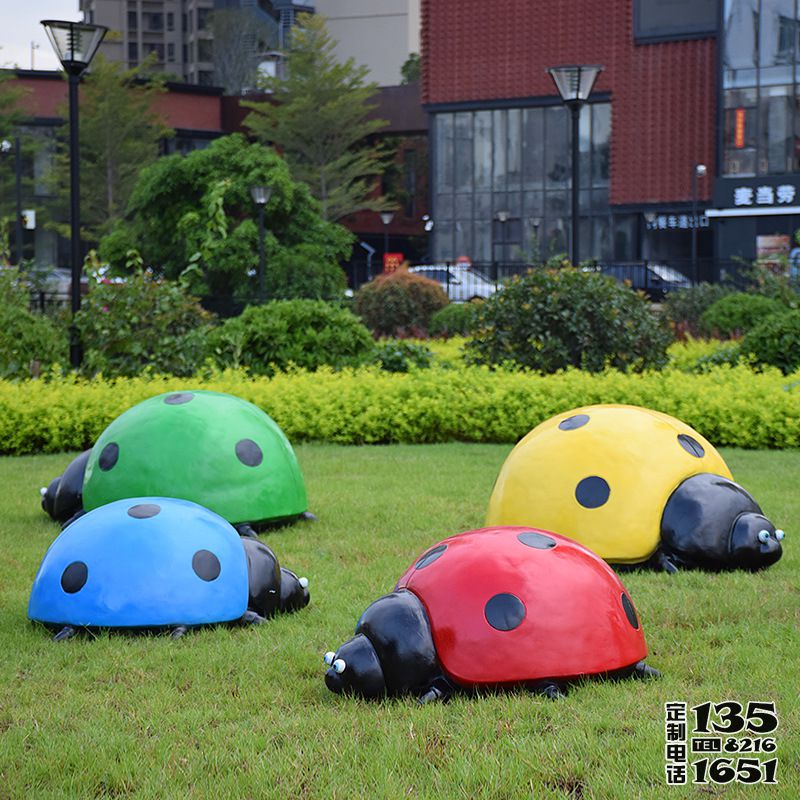 公園里擺放的四只爬行的玻璃鋼彩繪七星瓢蟲雕塑 公園里擺放的四只爬行的玻璃鋼彩繪七星瓢蟲雕塑