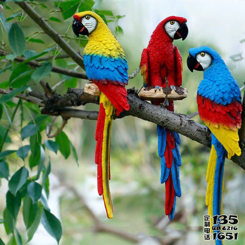 森林樹(shù)枝上的玻璃鋼彩繪仿真鸚鵡雕塑