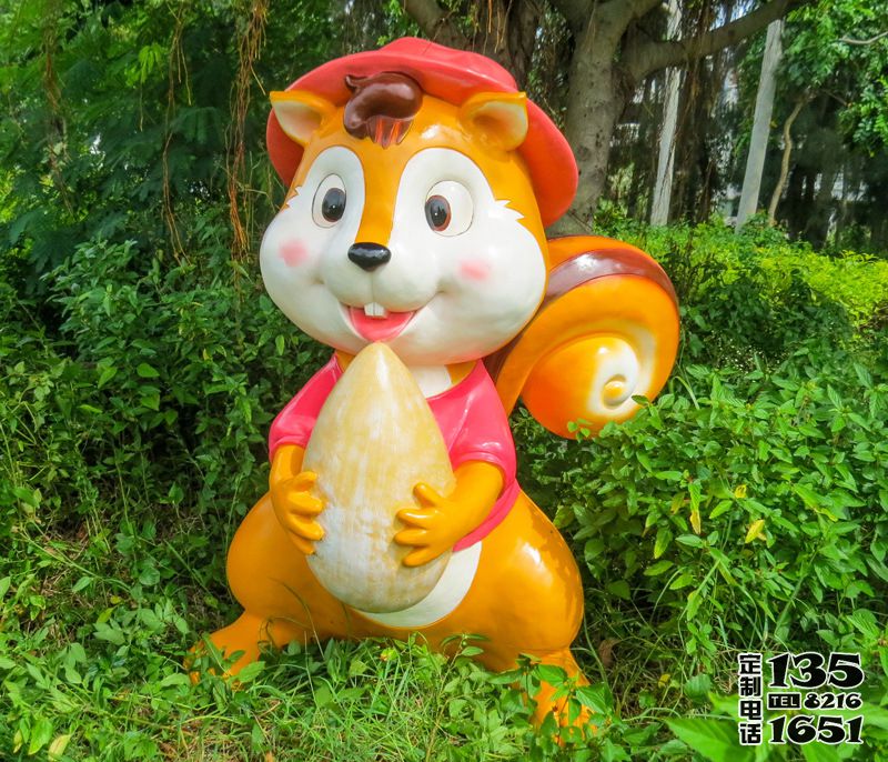 草坪一只呆萌吃松子的玻璃鋼卡通松鼠雕塑