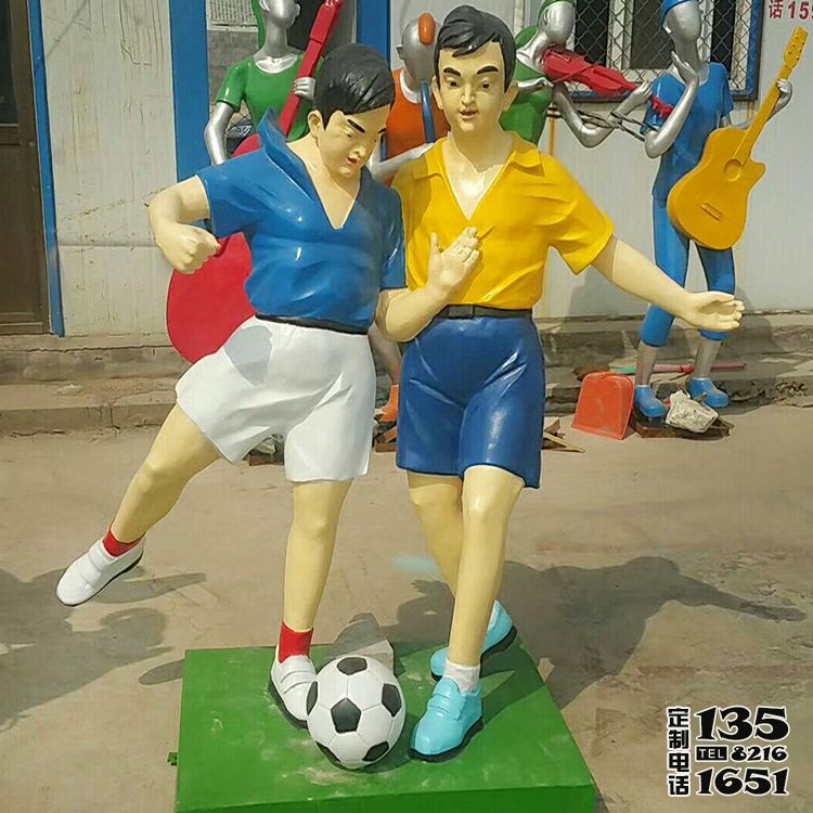 兒童學(xué)校擺放彩繪玻璃鋼卡通踢球人物雕塑 兒童學(xué)校擺放彩繪玻璃鋼卡通踢球人物雕塑